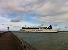 Le Deal Seaways, ex Barfleur, passant les jetées du port de Calais.