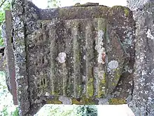 Blason des Aligre sur la face ouest du médaillon décorant la base de la croix située au bout de l’esplanade de l’église du Favril.