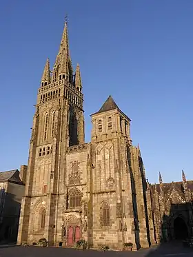 Vue générale de l'édifice.