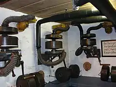 Le bunker comporte des ventilateurs dans une salle de ventilation.