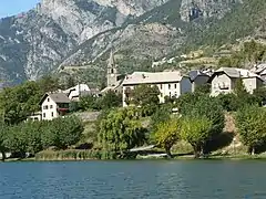 Vue du village du Lauzet-Ubaye.