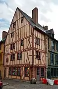La maison du Pilier Rouge, dans la cité Plantagenêt.