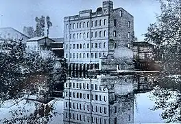 Vue de la berge opposée après la reconstruction de 1910.