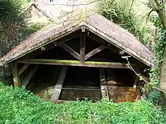 Le lavoir, situé dans un bois au nord du village, alimenté par une source.