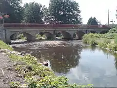 Le Rahin passe au centre du village de La Côte en Haute-Saône.