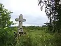 Une croix en forêt.