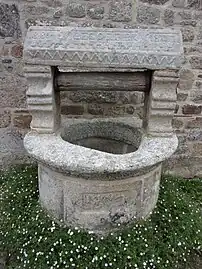 Puits orné de moulures situé près de l'ancien presbytère. On peut lire l'inscription : le 8 octobre Le Goff recteur 1808.