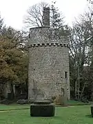 Le donjon ruiné du château du Tiercent (XVe siècle).