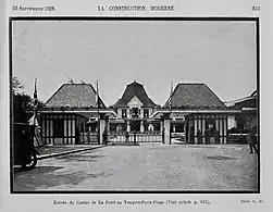 L'entrée sur la place de l'Hermitage.
