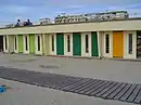 Une série de cabines de plage.