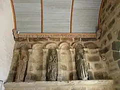 Le Tréhou : église paroissiale Sainte-Pitère, trois statues d'apôtres dans le porche : saint Pierre, saint André et saint Jean.