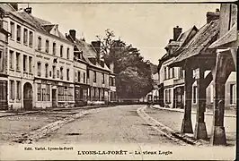 Le Vieux Logis de 1492, en face de la pharmacie.