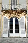 Porte-fenêtre sur la façade Nord.