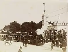Le chemin de fer Decauville devant le palais de l’Algérie.
