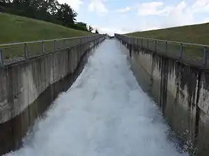 Partie intermédiaire du déversoir lors de la crue de mai 2013.