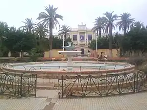 Le jardin public en face de la mairie.