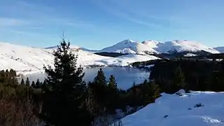 Le lac de Guéry vu des hauteurs le surplombant.