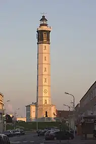 Boulevard des Alliés, vue sur le phare au coucher du soleil.