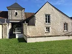 Le pigeonnier et le fruitier.