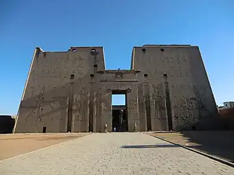 Les pylônes du temple.