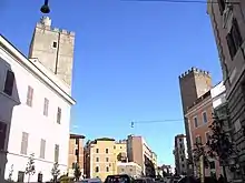 Tour des Capocci, et tour des Graziani, sur la même place