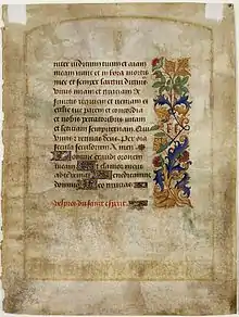 Petit paragraphe de texte concentré au milieu haut de la page avec un bandeau fleuri sur sa droite