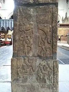 Panneau Civ (face sud, panneau le plus bas) de la croix de pierre de Parish church à Leeds, Xe siècle, représentant Wayland (dessous) tenant Beaduhild / Bǫðvildr au-dessus de sa tête, à angle droit...