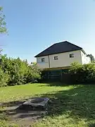 Le puits, et en arrière-plan, une construction nouvelle.