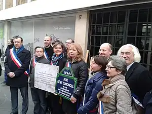 No 17 : Carine Petit, maire du 14e arrondissement, la maire d'Avon, élus et membres de la famille Dumoncel réunis pour la pose d'une plaque le 15 mars 2015.