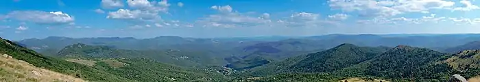 Vue des Cévennes vers l'est à 1 000 m d'altitude depuis la départementale D329 à la serre de la Toureille.