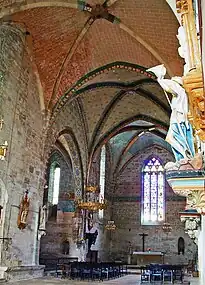 La nef vers le chœur et une chapelle.