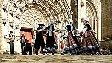 Danseurs du groupe devant la Cathédrale Saint Corentin de Quimper.