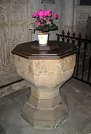 Les fonts baptismaux de l'église de Domrémy-la-Pucelle, sur lesquels Jeanne d'Arc reçut le baptême.