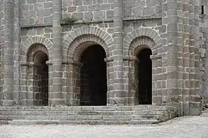 Porche avec trois travées voûtées en berceau.