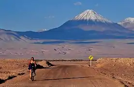 Cycliste dans le désert d'Atacama, au pied du volcan Licancabur.