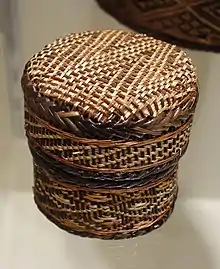 Panier et son couvercle tissés en fibre végétale (roseaux) - Longo Bonda - Côte de Loango - Gabon fin du xixe siècle. Cincinnati Art Museum.