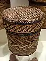 Panier et son couvercle tissés en fibre végétale (roseaux) - Longo Bonda - Côte de Loango - Gabon fin du xixe siècle. Cincinnati Art Museum.