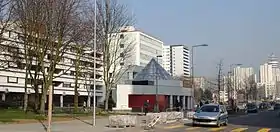 La station Mairie de Mons dans son environnement.