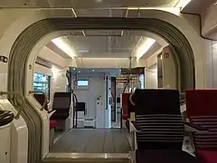 Intérieur de l'intercirculation et d'une voiture d'accès.