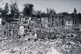 Photographie de maisons détruites à Lisieux après un bombardement
