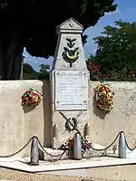 Le monument aux morts contre le mur du cimetière (août 2012)