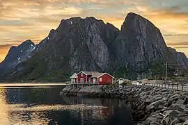 L'ilot Litl-Toppøya au Reinefjorden avec les monts du Festhæltinden qui se dressent sur l'autre rive à Moskenes. Juin 2022.