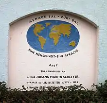Photographie en couleur de la stèle commémorative à Schleyer au rectorat de Litzelstetten