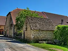 Soue à cochons au toit de laves.
