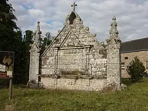 Fronton de l'ancienne chapelle Sainte-Christine.