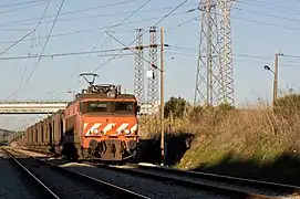 CP 2607 en tête d'un train de marchandises.