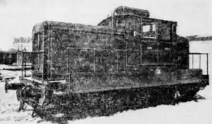 Vue de trois quart avant d'un locotracteur d'aspect massif.