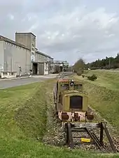 Un locotracteur Moyse devant le silo Natup de Garnay.