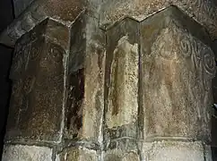 Locquénolé : église Saint-Guénolé : détail des sculptures d'un chapiteau.