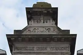 Fronton avec date et inscription